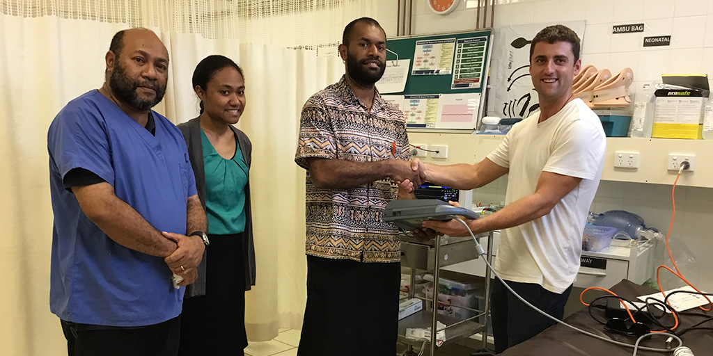 Dr. Jonathan Henry en drie artsen met een Sonosite-apparaat in Vanuatu